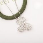 Van Cleef and Arpels Lotus pendant 3 flowers - 图片 2