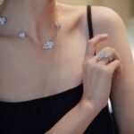 Van Cleef and Arpels Frivole necklace 9 flowers - 图片 6