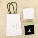 Van Cleef and Arpels Lotus pendant 3 flowers - 图片 6