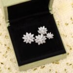 Van Cleef and Arpels Lotus Between the Finger ring 4 flowers - 图片 5