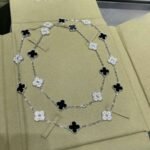 Van Cleef and Arpels Vintage Alhambra long necklace 20 motifs - 图片 2