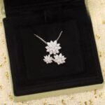 Van Cleef and Arpels Lotus pendant 3 flowers - 图片 5