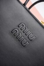 Miu Miu Black Logo Embossed Zip Tote Bag - 图片 13