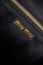 Miu Miu Black Logo Embossed Zip Tote Bag - 图片 15