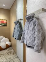 LV Steel Printed Old Flower Down Jacket - 图片 3