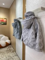 LV Steel Printed Old Flower Down Jacket - 图片 4