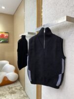 LV Half Zip Knit Dark Embossed Sleeveless Vest - 图片 3