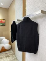 LV Half Zip Knit Dark Embossed Sleeveless Vest - 图片 4