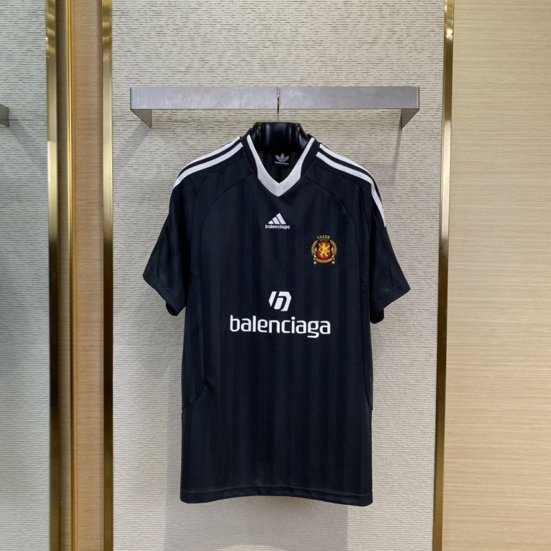 wsxc1746244498674_0.jpg Balenciaga Manchester United Striped Football Short Sleeve T-Shirt - 图片 1
