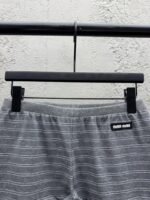 Miu Miu New Gray Striped Shorts - 图片 3