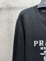 Prada Chest Logo Appliqué Sweater 1 - 图片 4