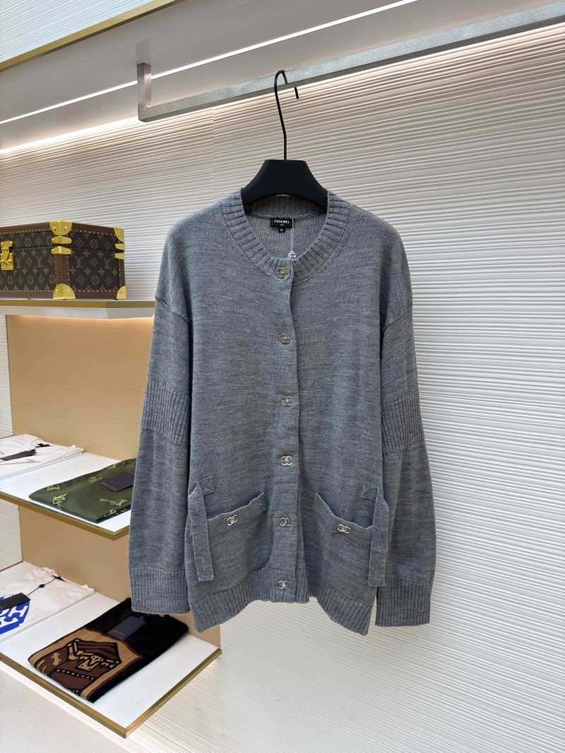 wsxc1760161377503_0.jpg Chanel Solid Color Crew Neck Single-Button Long-Sleeve Knit Sweater 2 - 图片 1