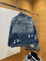 Balenciaga Graffiti-Print Distressed Denim Jacket - 图片 2