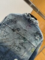 Balenciaga Graffiti-Print Distressed Denim Jacket - 图片 7