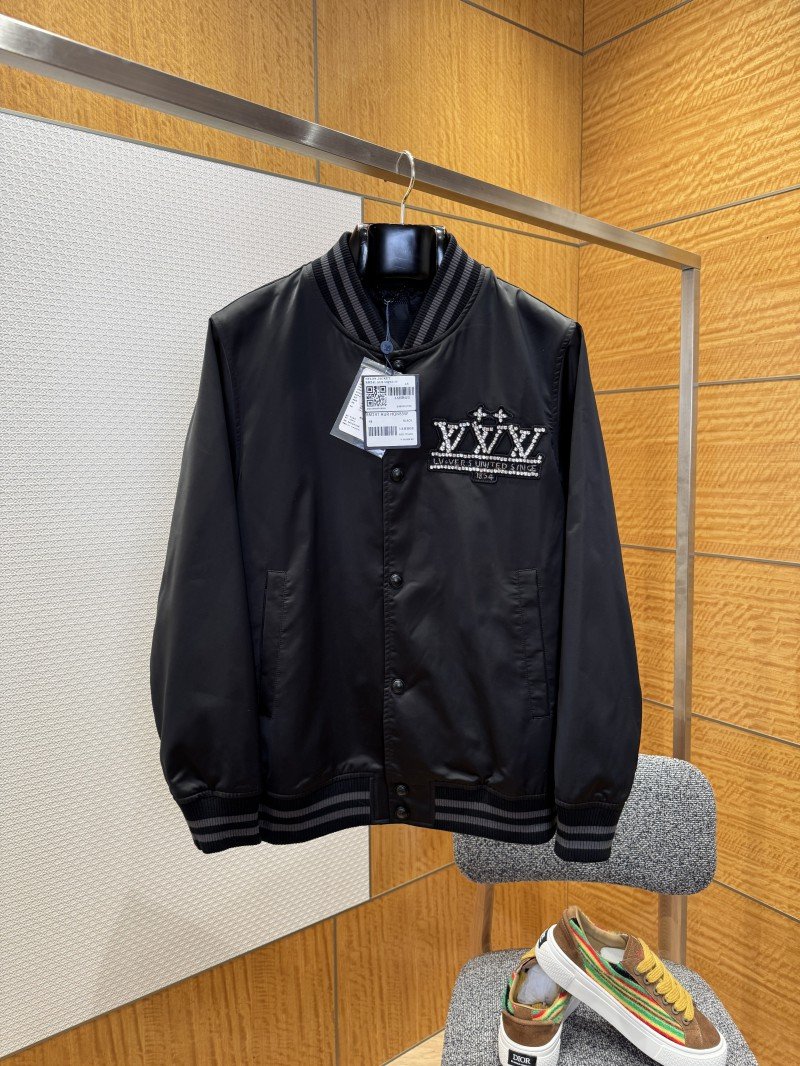 wsxc1765249158348_0.jpg LV Logo Letter Stand Collar Long Sleeve Jacket Coat - 图片 1