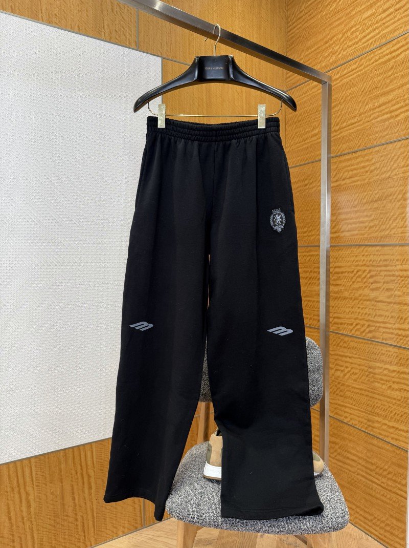 wsxc1767660698086_0.jpg Balenciaga Ski Collection Manchester United Crest Sweatpants - 图片 1