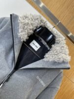 Miu Miu Embroidered Stand Collar Fleece-Lined Down Jacket - 图片 3
