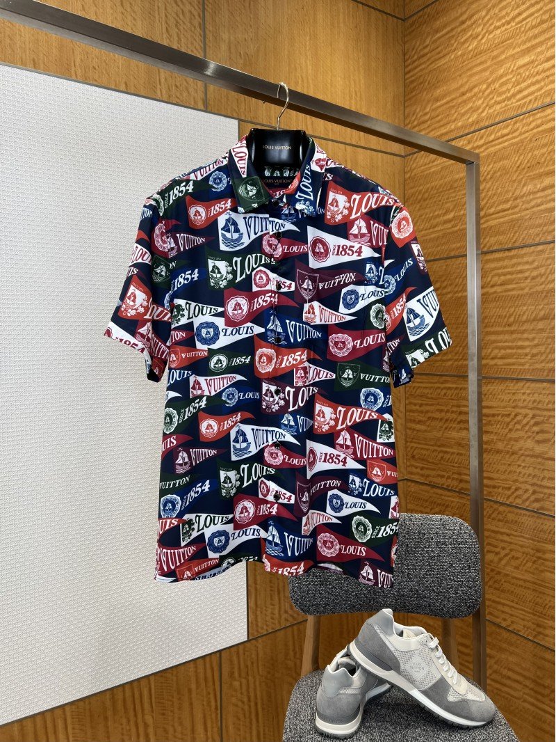 wsxc1773007981243_0.jpg LV Logo All-Over Print Lapel Short-Sleeve Shirt - 图片 1