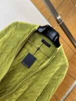 LV Solid Color Sheep Wool Stand Collar Long Sleeve - 图片 5