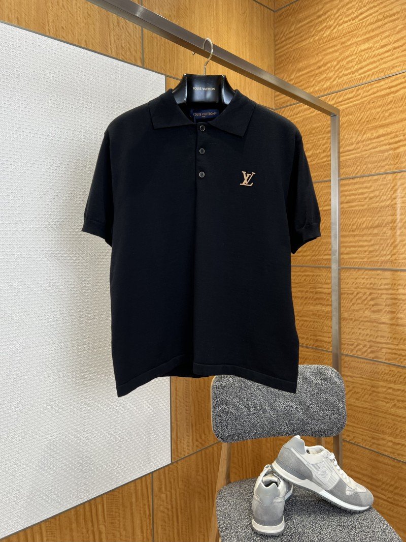 wsxc1775451052320_0.jpg LV Letter-Embossed Minimalist Short-Sleeve Polo Shirt - 图片 1