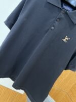 LV Letter-Embossed Minimalist Short-Sleeve Polo Shirt - 图片 4