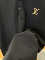 LV Letter-Embossed Minimalist Short-Sleeve Polo Shirt - 图片 5