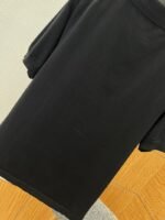 LV Letter-Embossed Minimalist Short-Sleeve Polo Shirt - 图片 7